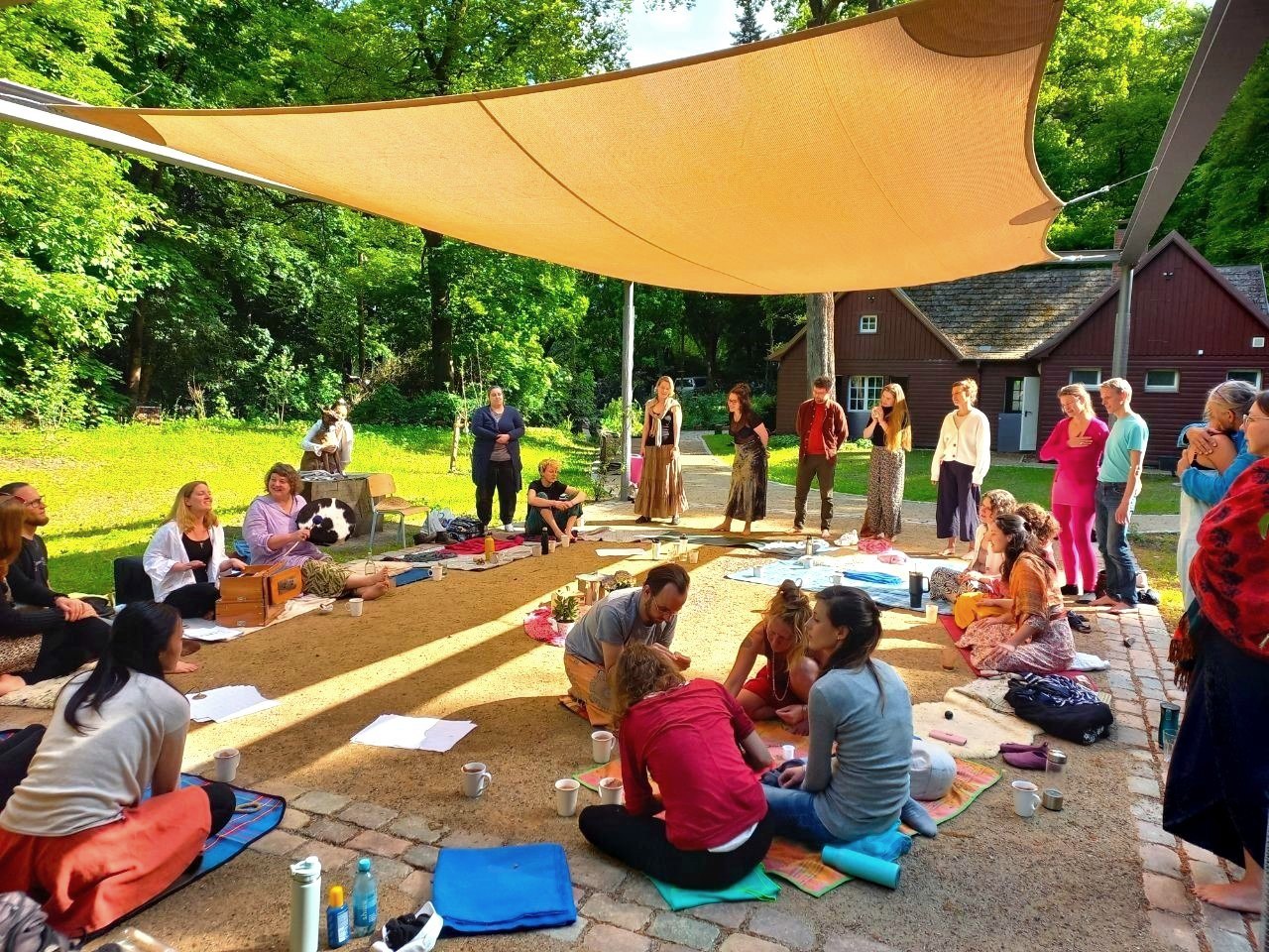 Menschen unter dem Sonnensegel im Heilgarten Hamburg